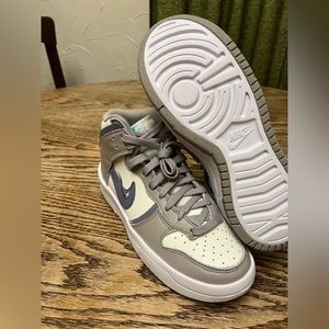 Women’s Nike high tops gray with lavender never worn